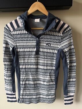 Kari Traa Navy and Cream Nordic Patterned Hood Merino Wool baselayer top - Small